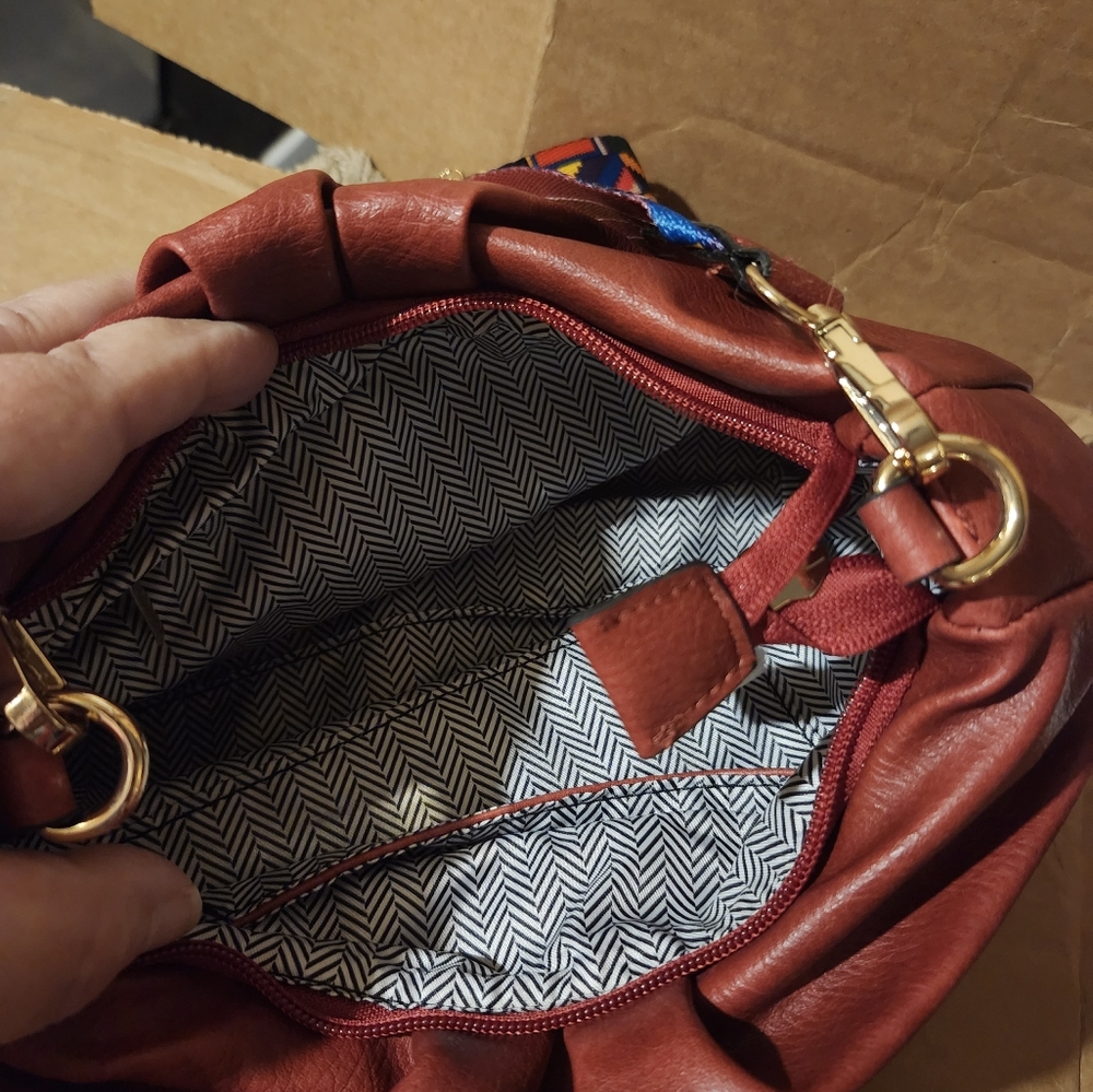 Red crossbody - Picture 3 of 3